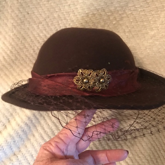 Three (3) Vintage hats and hatbox. - Picture 7 of 7